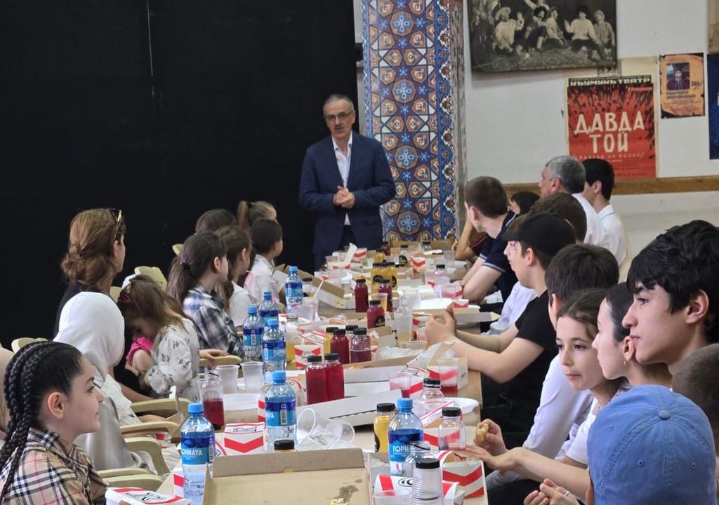 При поддержке депутата Нурбаганда Нурбагандова дети участников СВО посетили театр