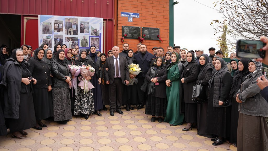 В Казбековском районе открыли мемориальную доску герою СВО Айгупу Абужанатову