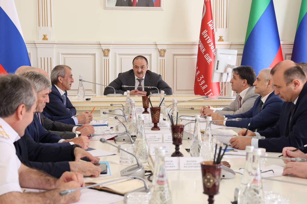 Сергей Меликов проводит заседание, посвященное снижению дорожных заторов в Махачкале