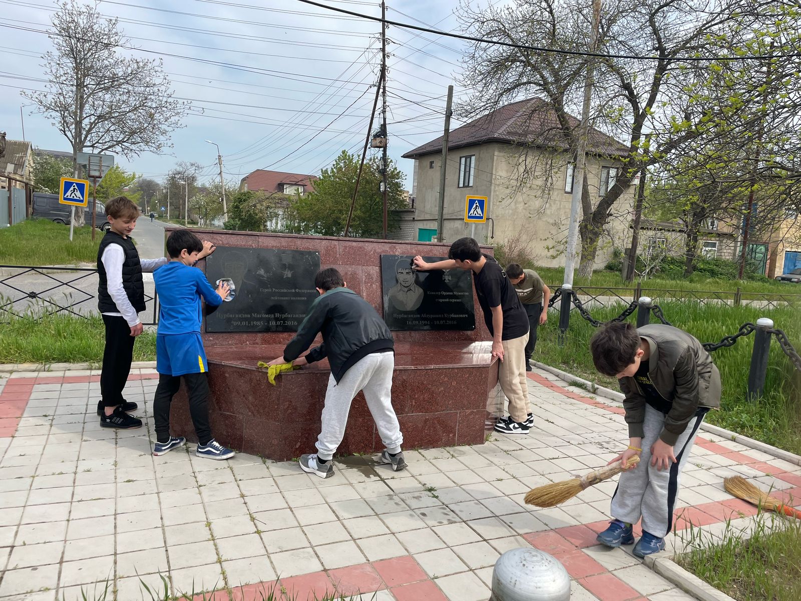 Воспитанники Избербашского детского дома привели в порядок памятники героев Отечества