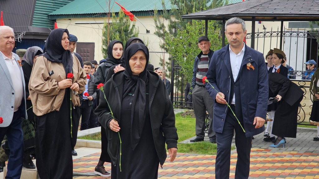 Память трех участников СВО увековечили в Ботлихском районе