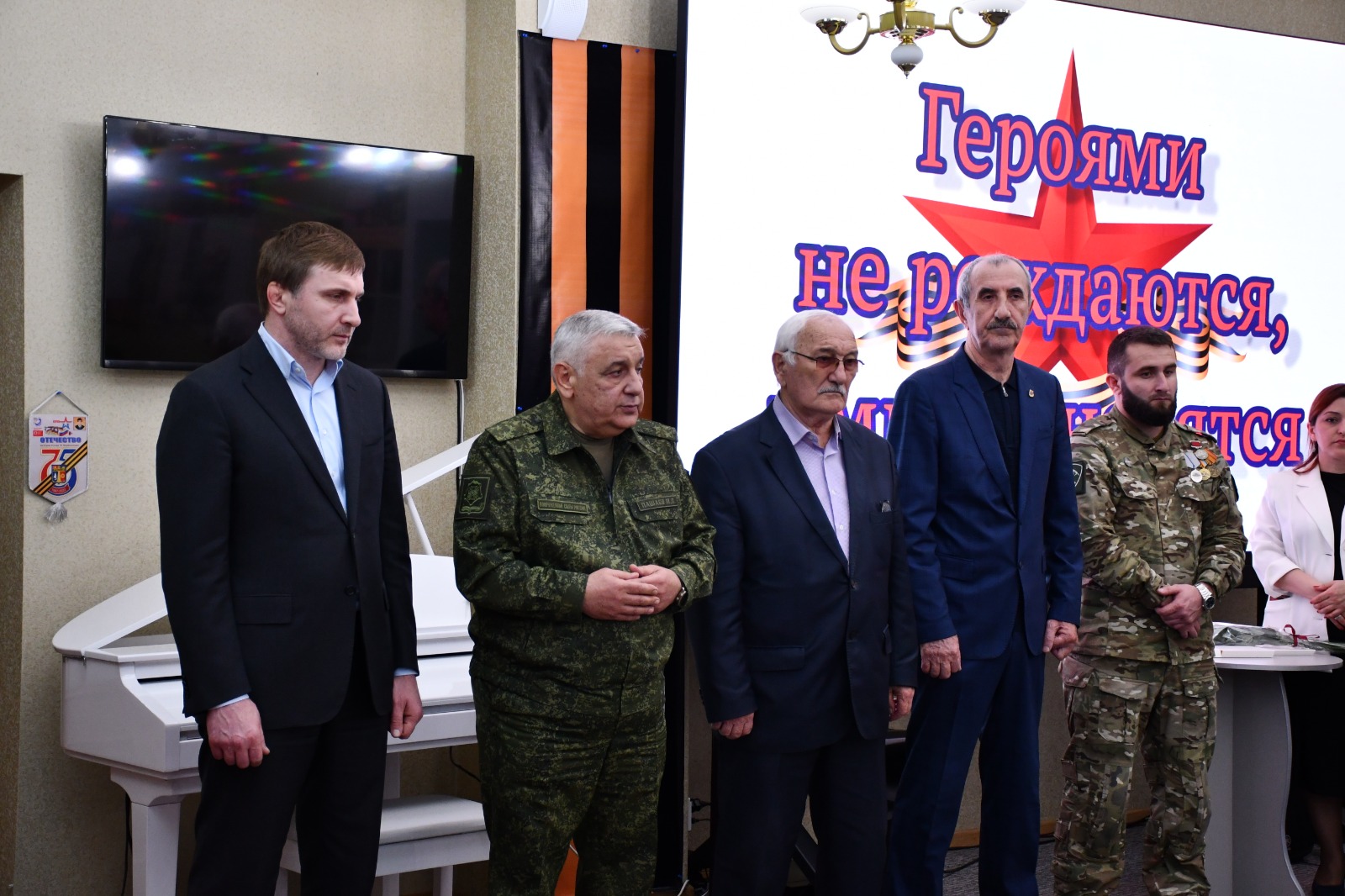 В Каспийске вручили награды родственникам погибших участников СВО