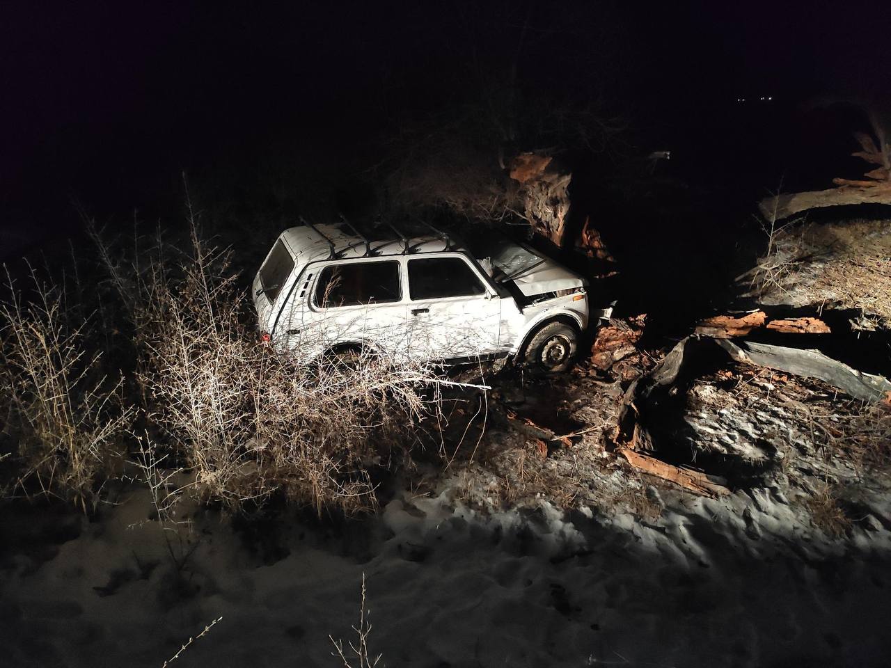 В Дагестане водитель легковушки врезался в дерево и погиб