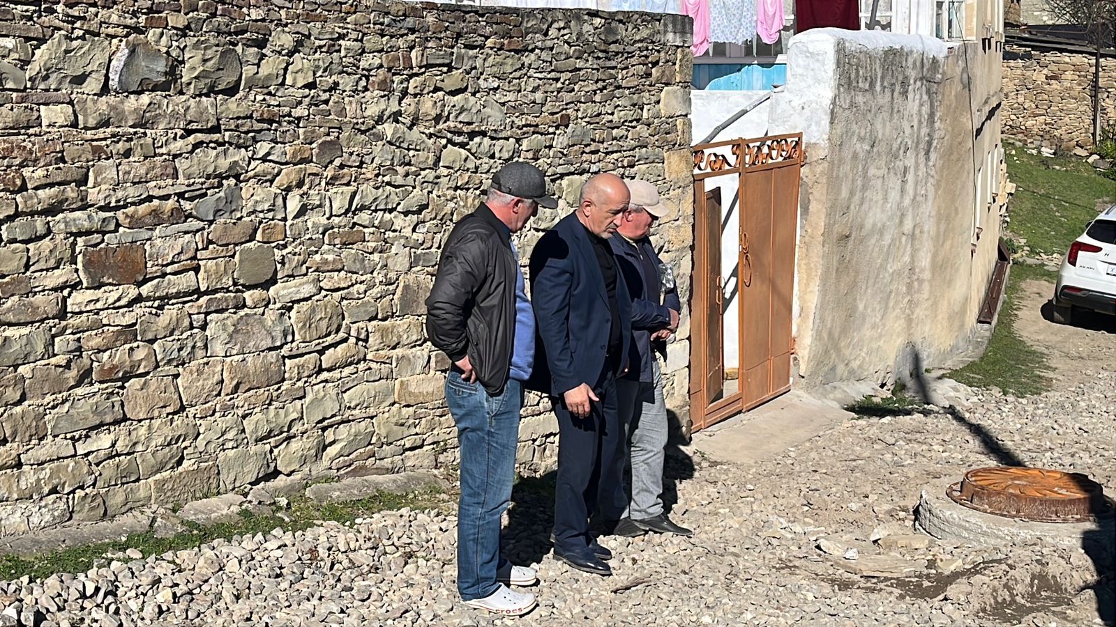 Глава Дахадаевского района проинспектировал ход благоустройства мечети в Уркарахе