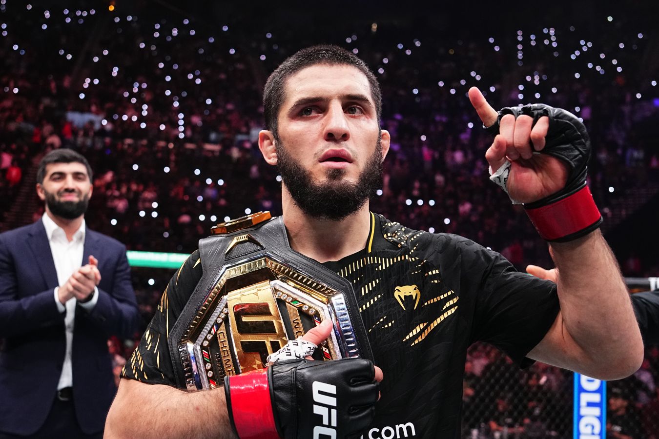 Ислама Махачева потеснили в рейтинге лучших бойцов UFC