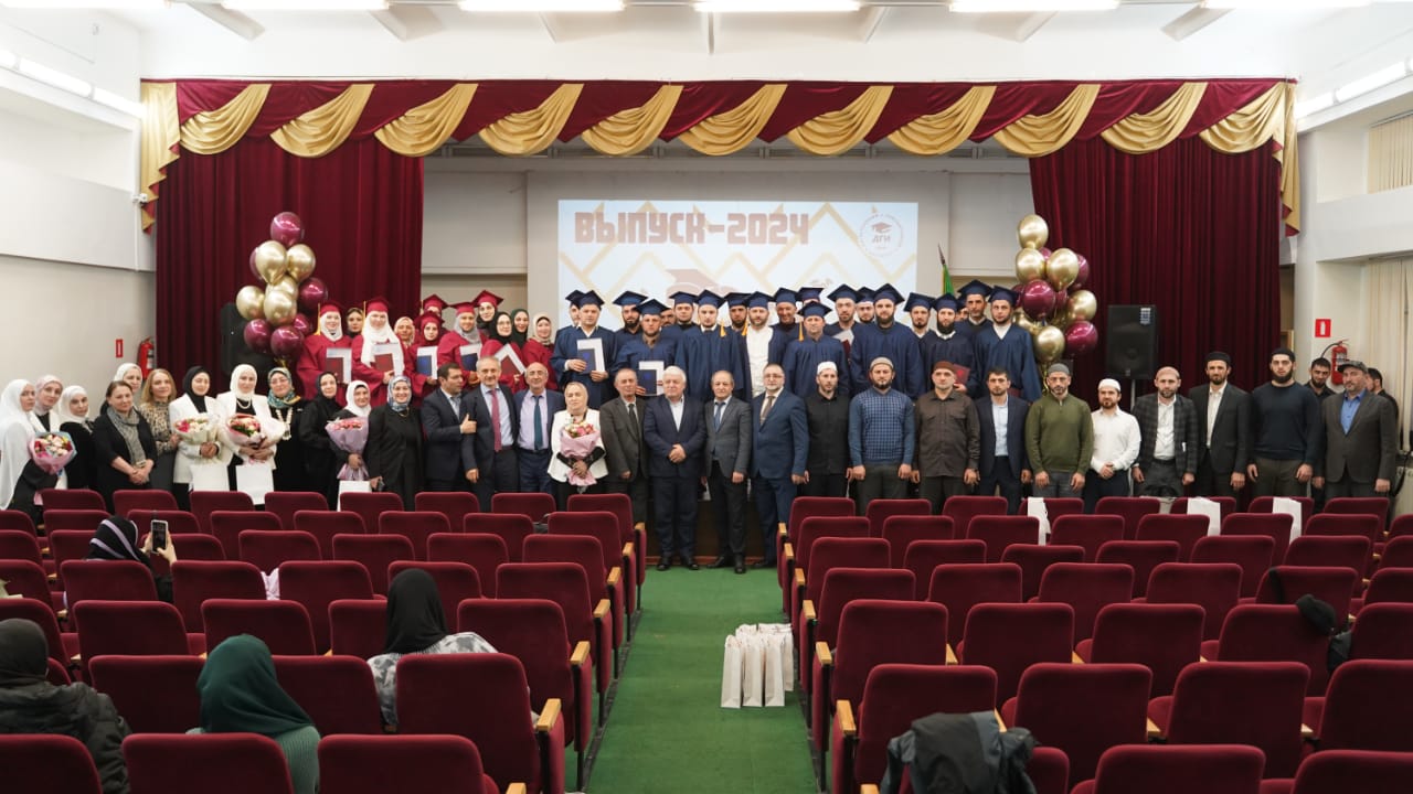 В ДГИ вручили дипломы магистрам теологии