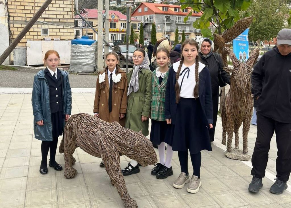 Выставка плетеных скульптур чувашского художника прошла на главной площади Гуниба