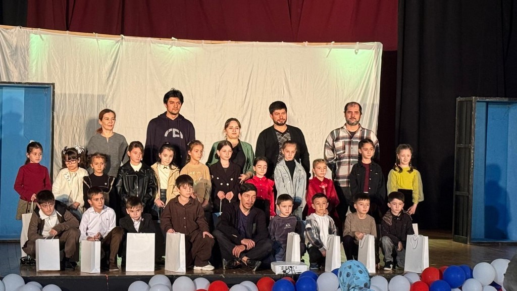 В селе Карабудахкент для школьников показали патриотический спектакль «За Россию!»