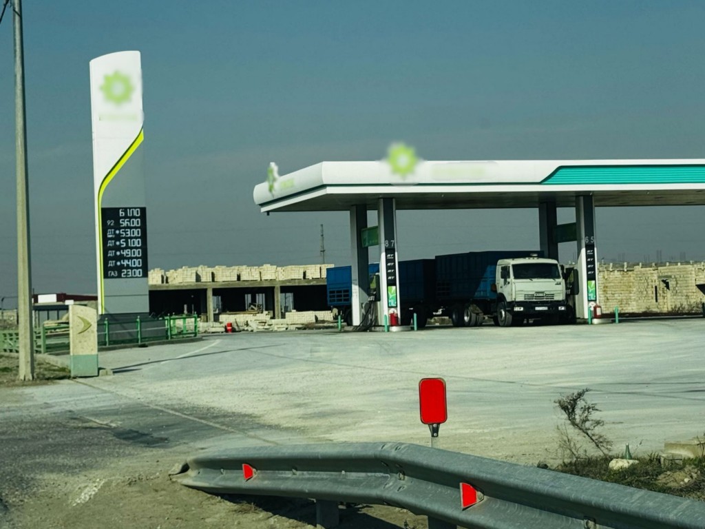 Суд обязал владельца заправки в Дагестане снести самовольно возведенные постройки