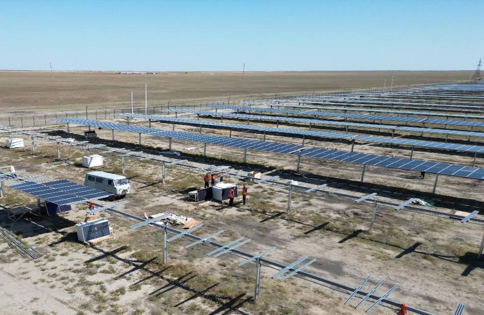 На севере Дагестана начали монтаж панелей крупной солнечной электростанции