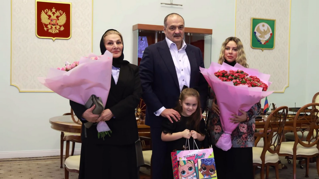 Сергей Меликов встретился с семьей Героя России из Дагестана Магомеда Исбакиева