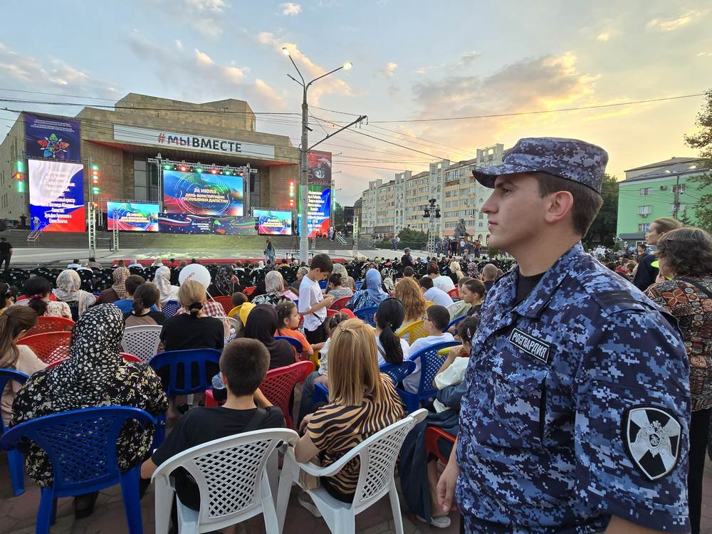 Росгвардейцы обеспечили правопорядок на праздновании Дня Конституции Дагестана