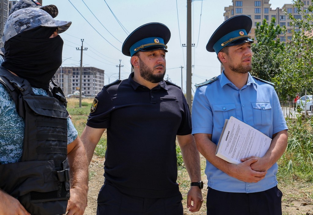 Незаконные постройки снесены в поселке Ленинкенте после вмешательства приставов