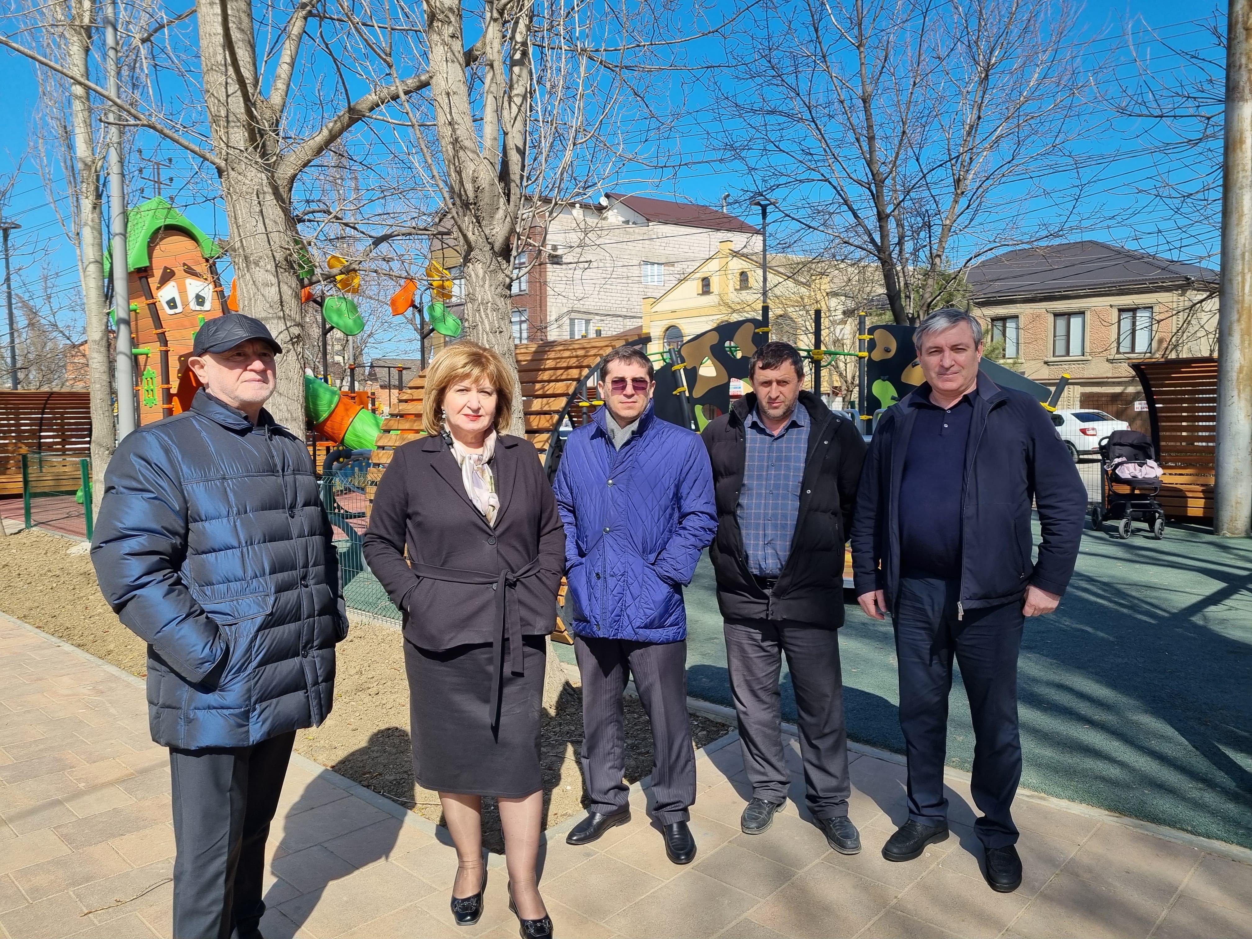 Депутаты от «Единой России» оценили качество завершенных работ по благоустройству сквера