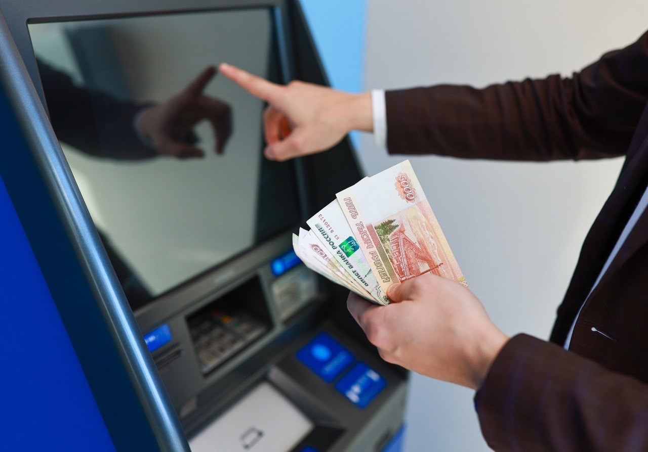 Банки начали отменять комиссию на международные переводы из России