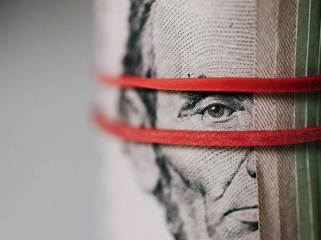 Российским туристам предложили альтернативу "стареющим" долларам