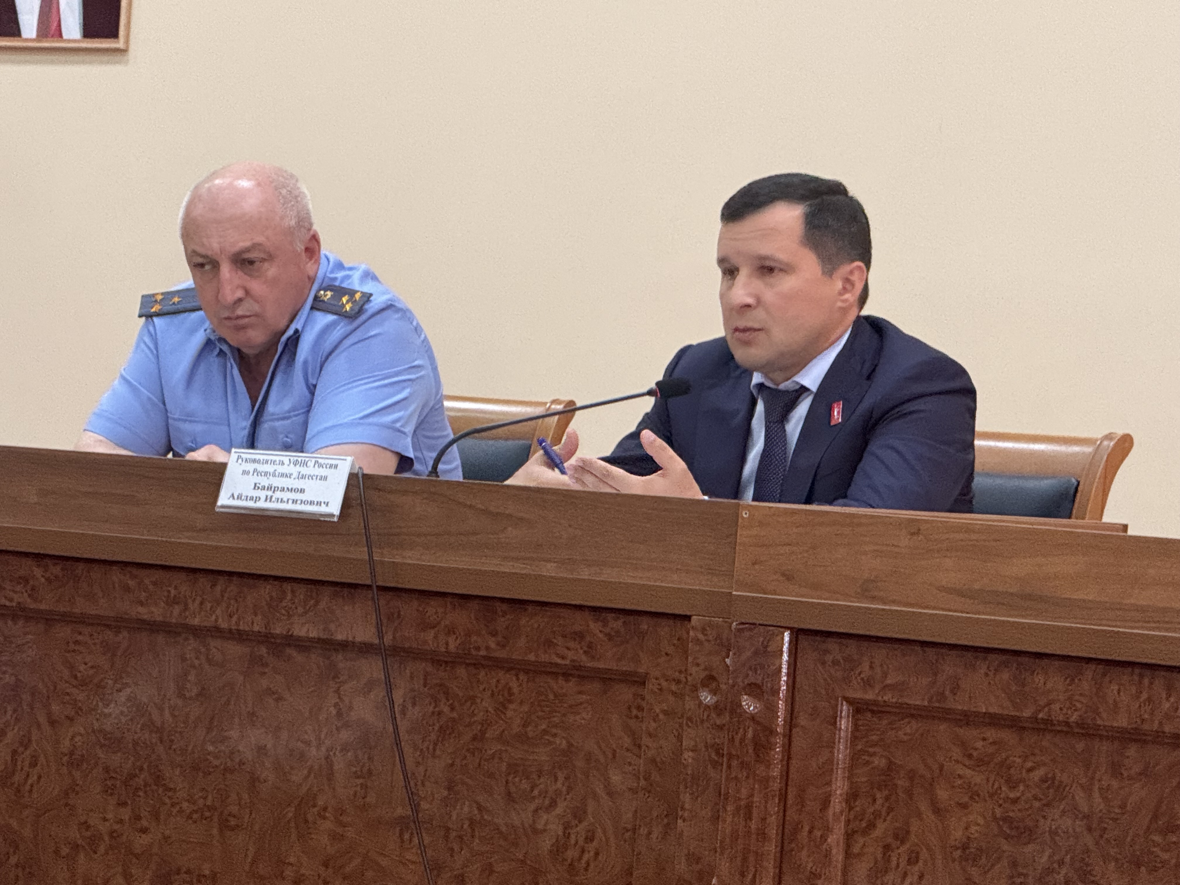 В Дагестане состоялась рабочая встреча судебных приставов и налоговиков