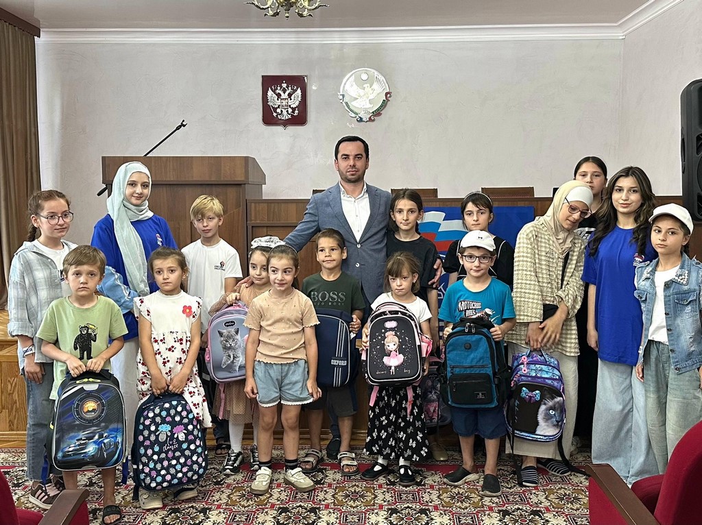 «Единая Россия» в Дагестане продолжает акцию «Собери ребенка в школу»