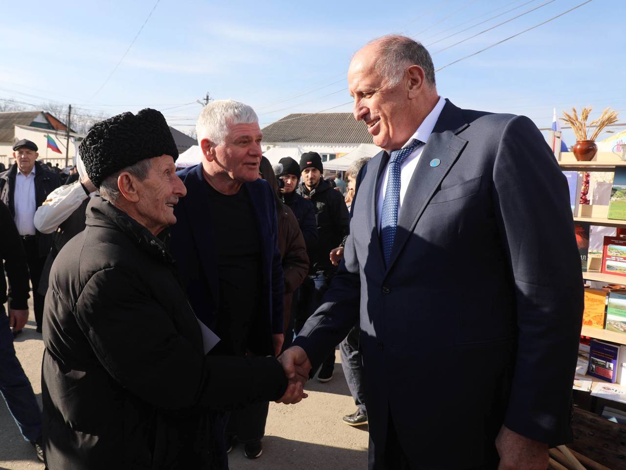 Абдулмуслим Абдулмуслимов посетил национальные подворья Казбековского района