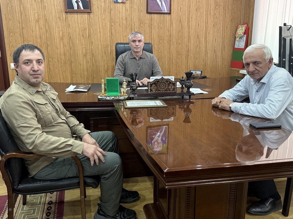 Глава Тляратинского района встретился с участником СВО из добровольческого батальона «Каспий»