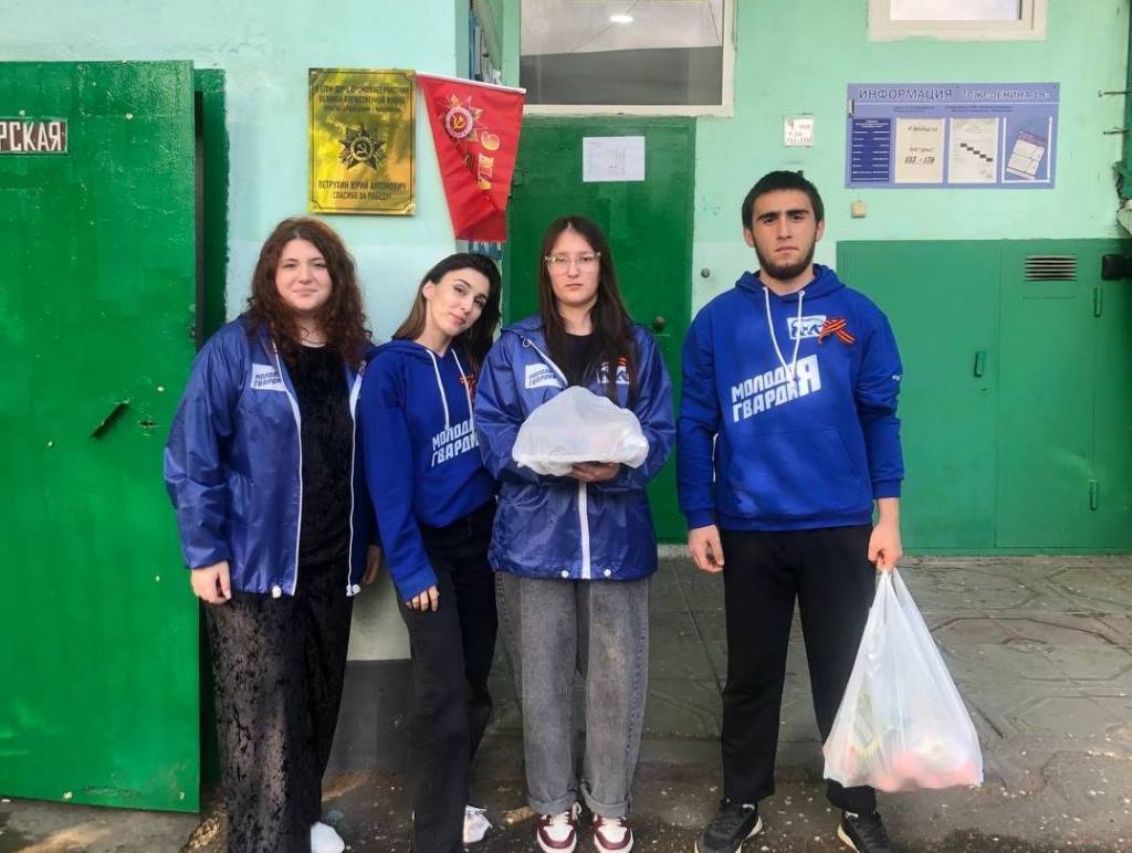 Молодогвардейцы Дагестана посетили ветерана войны Юрия Петрухина