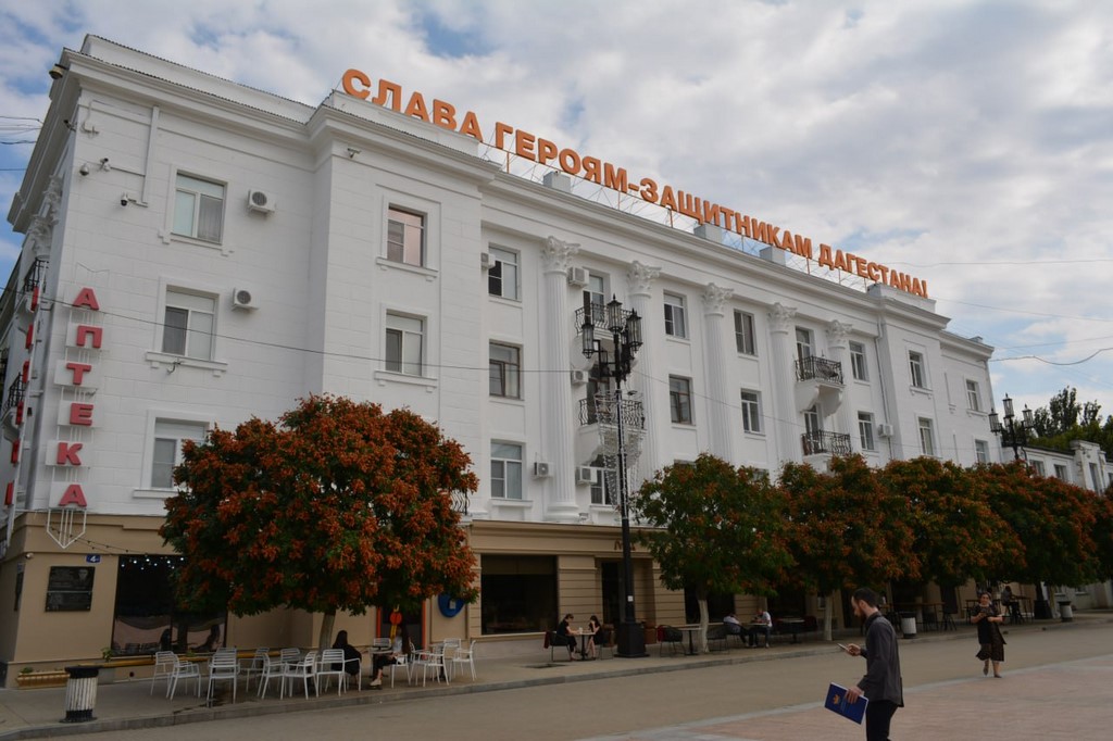 Исторический дом на главной площади Махачкалы обрел обновленный фасад