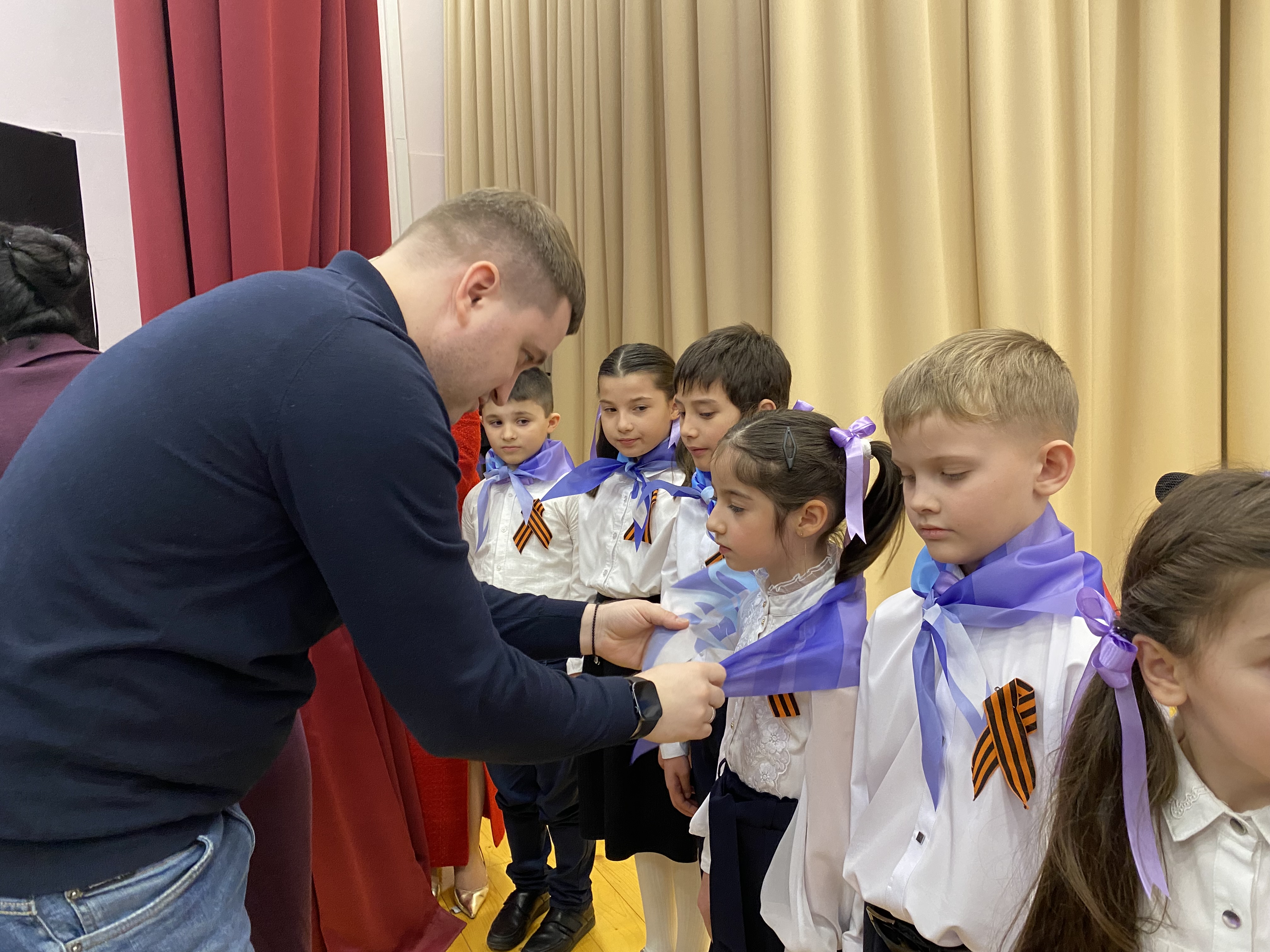 Артём Бичаев посвятил учеников махачкалинской школы в ряды «Орлят России»