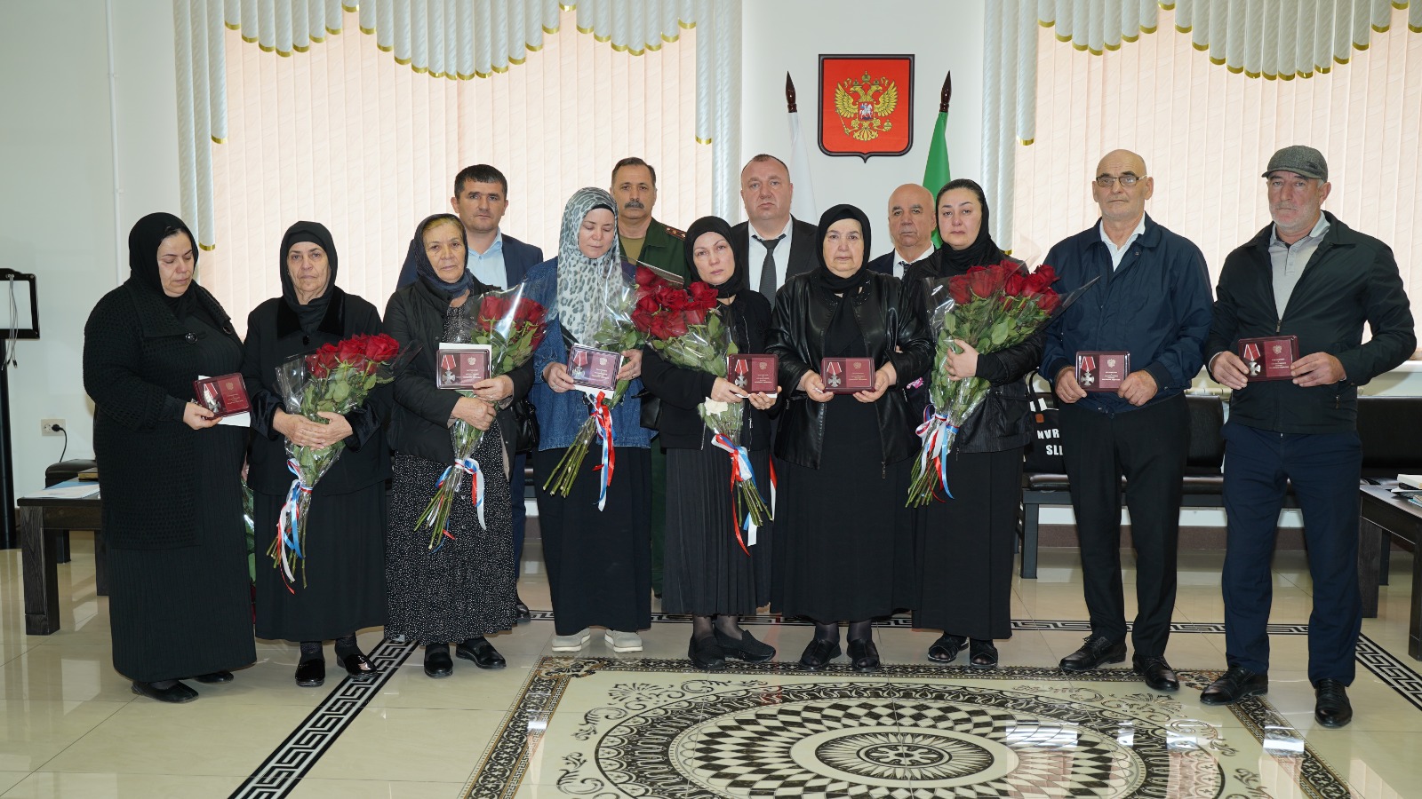 Власти Хасавюртовского района передали семьям участников СВО госнаграды