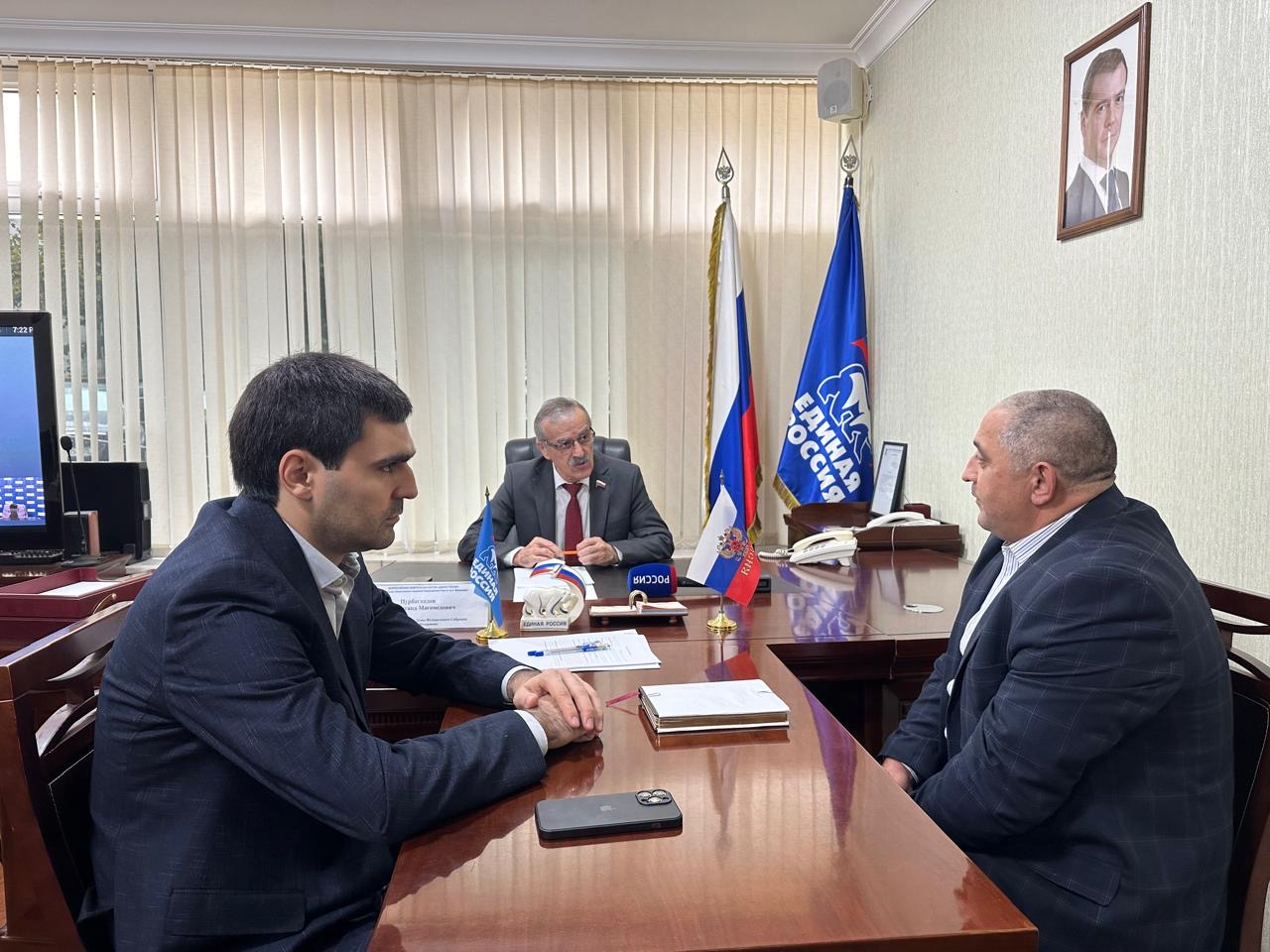 Депутат Госдумы РФ Нурбаганд Нурбагандов выслушал обращения дагестанцев