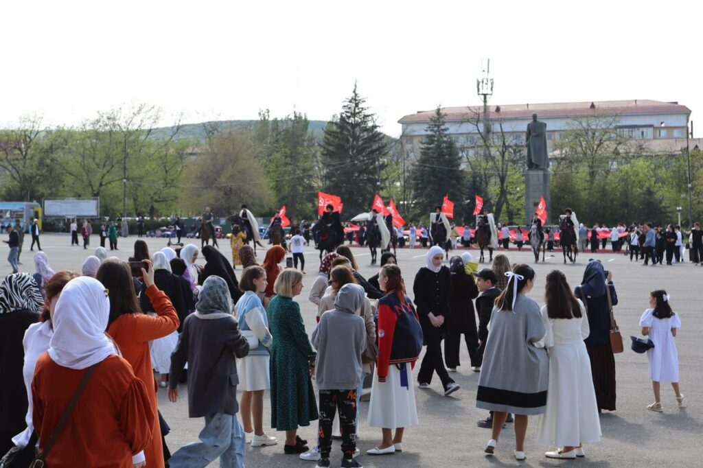 Буйнакск гордо пронес «Знамя Победы»