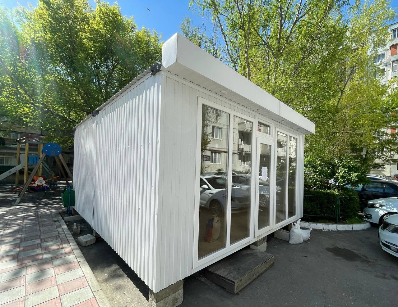 В Махачкале незаконно срубили дерево для установки торгового павильона