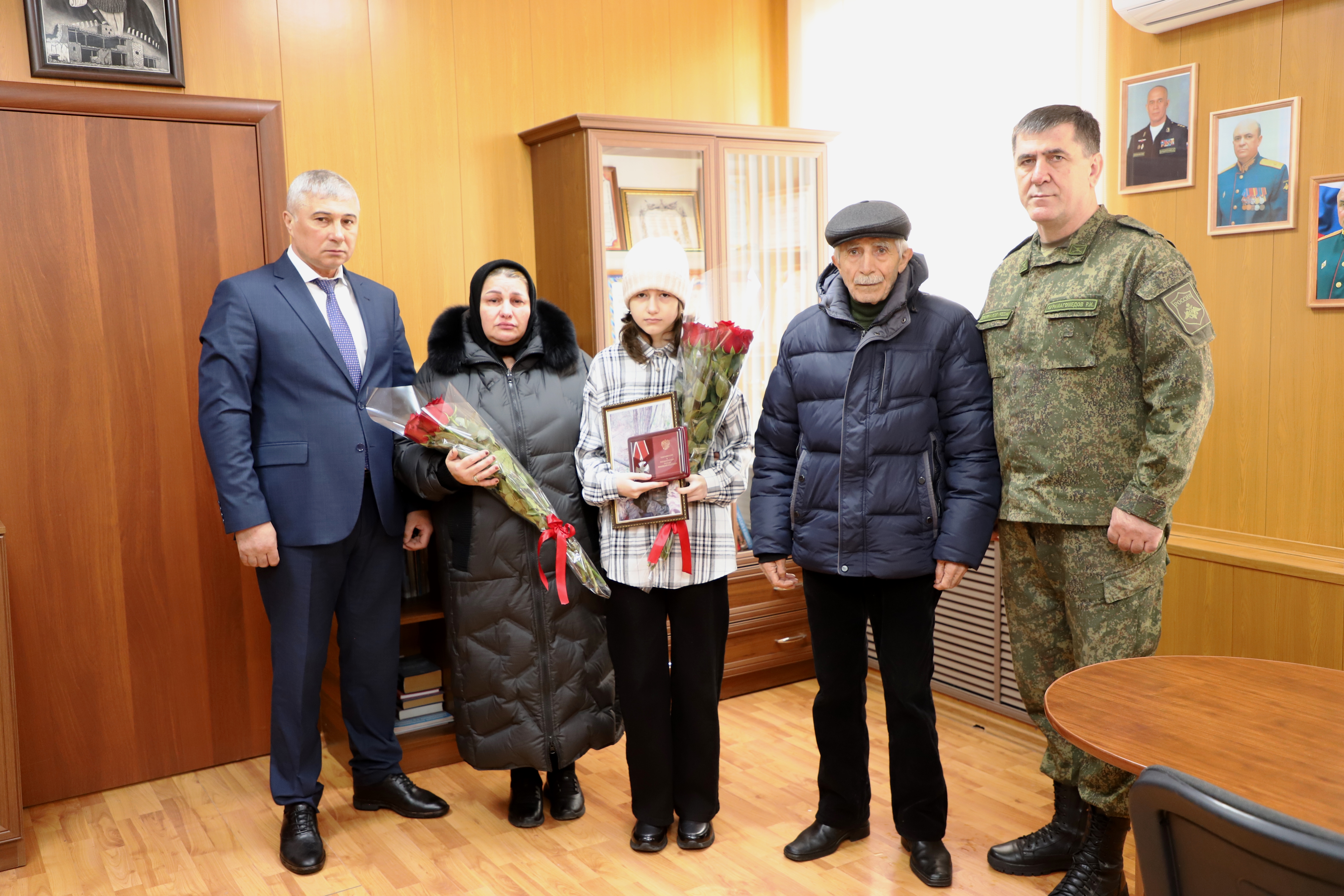 В Кизлярском районе семьям погибших участников СВО передали ордена Мужества