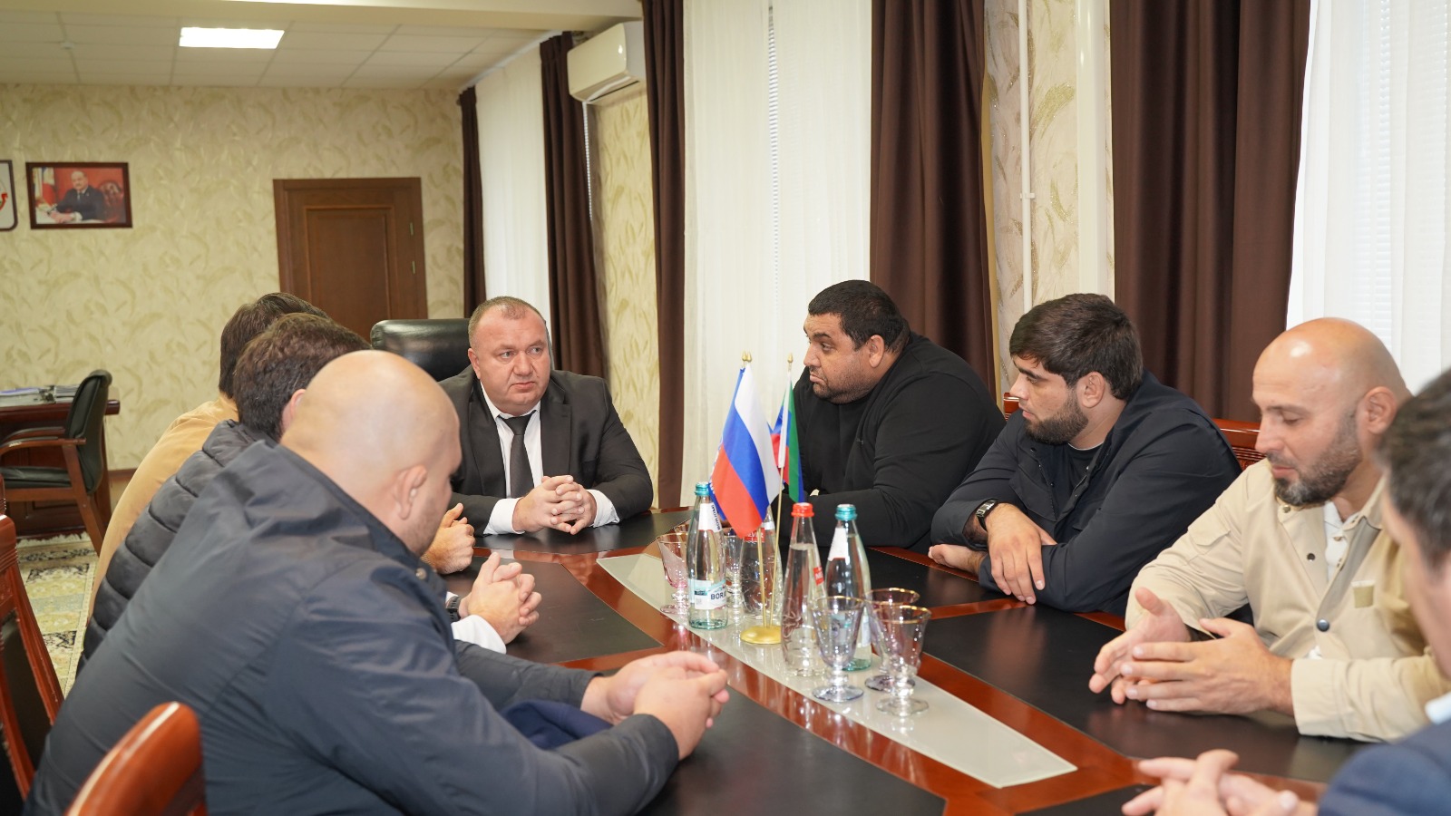 Власти Хасавюртовского района проводили группу жителей в добровольческий батальон «Каспий»