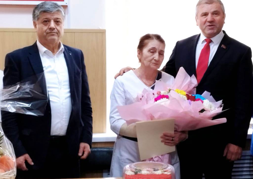 Сергей Меликов отметил Благодарственным письмом мать участников СВО из Гунибского района