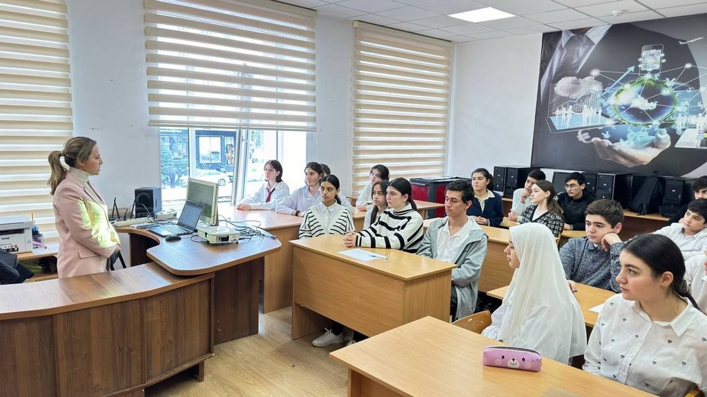 В Дербенте для учеников одной из школ провели «Урок цифры»