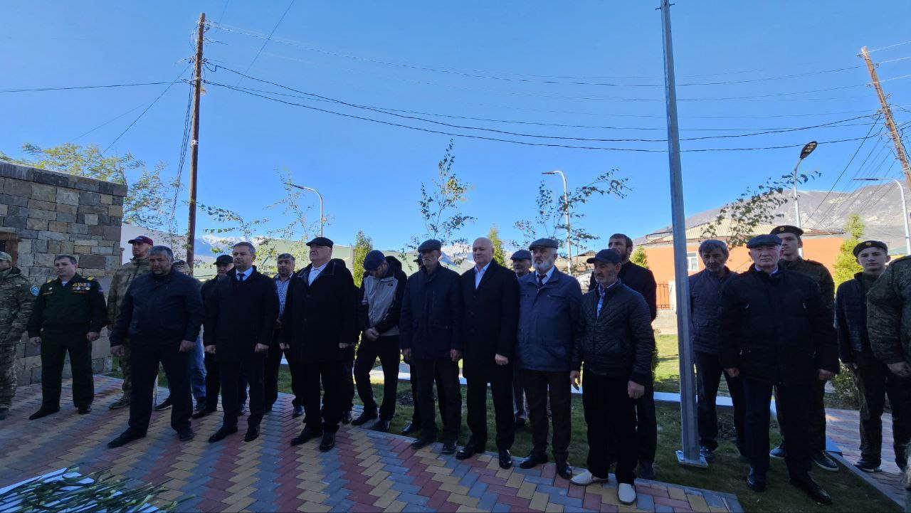 Память троих участников СВО увековечили в Сквере памяти Ботлихского района