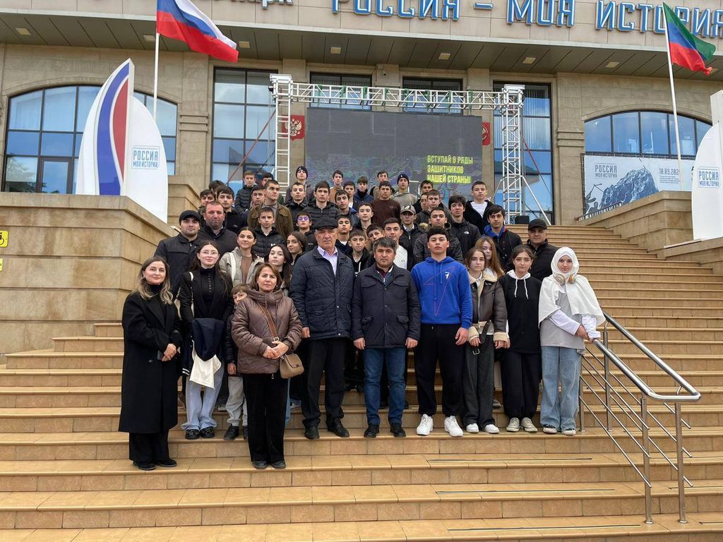 Делегация Табасаранского района посетила передвижную выставку трофейной натовской техники в Махачкале