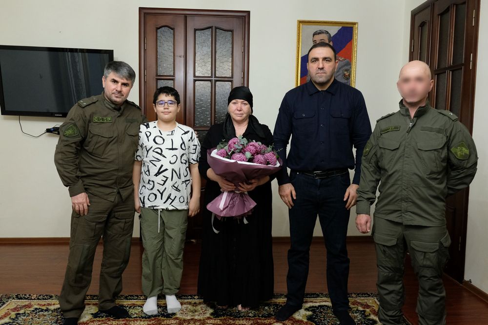 Глава Новолакского района передал госнаграды матерям погибших участников СВО