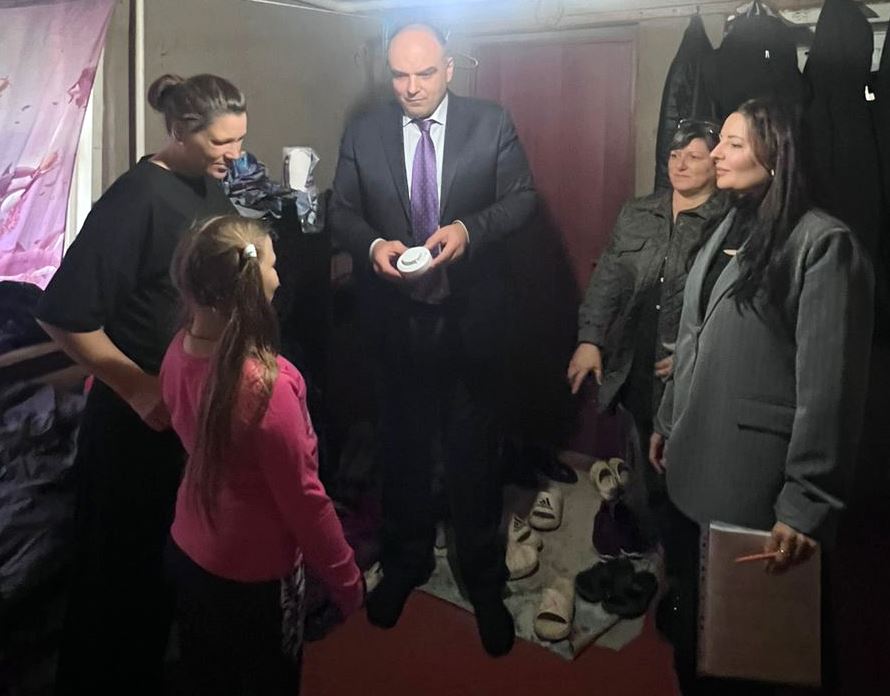 В Кизлярском районе устанавливают автономные пожарные извещатели перед отопительным сезоном