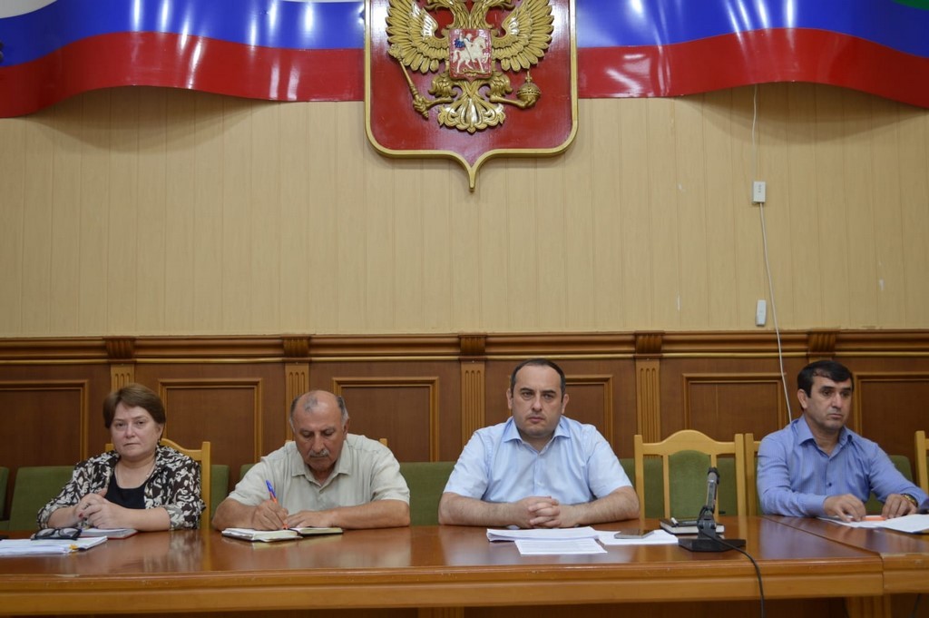 Магомед Эльдерханов обсудил ключевые задачи, стоящие перед коллективом администрации района