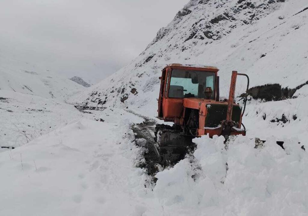 В Дагестане снегопад парализовал движение на двух горных дорогах