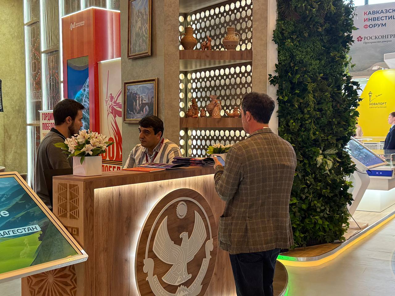 Посетители Кавказского инвестиционного форума активно знакомятся с дагестанским стендом