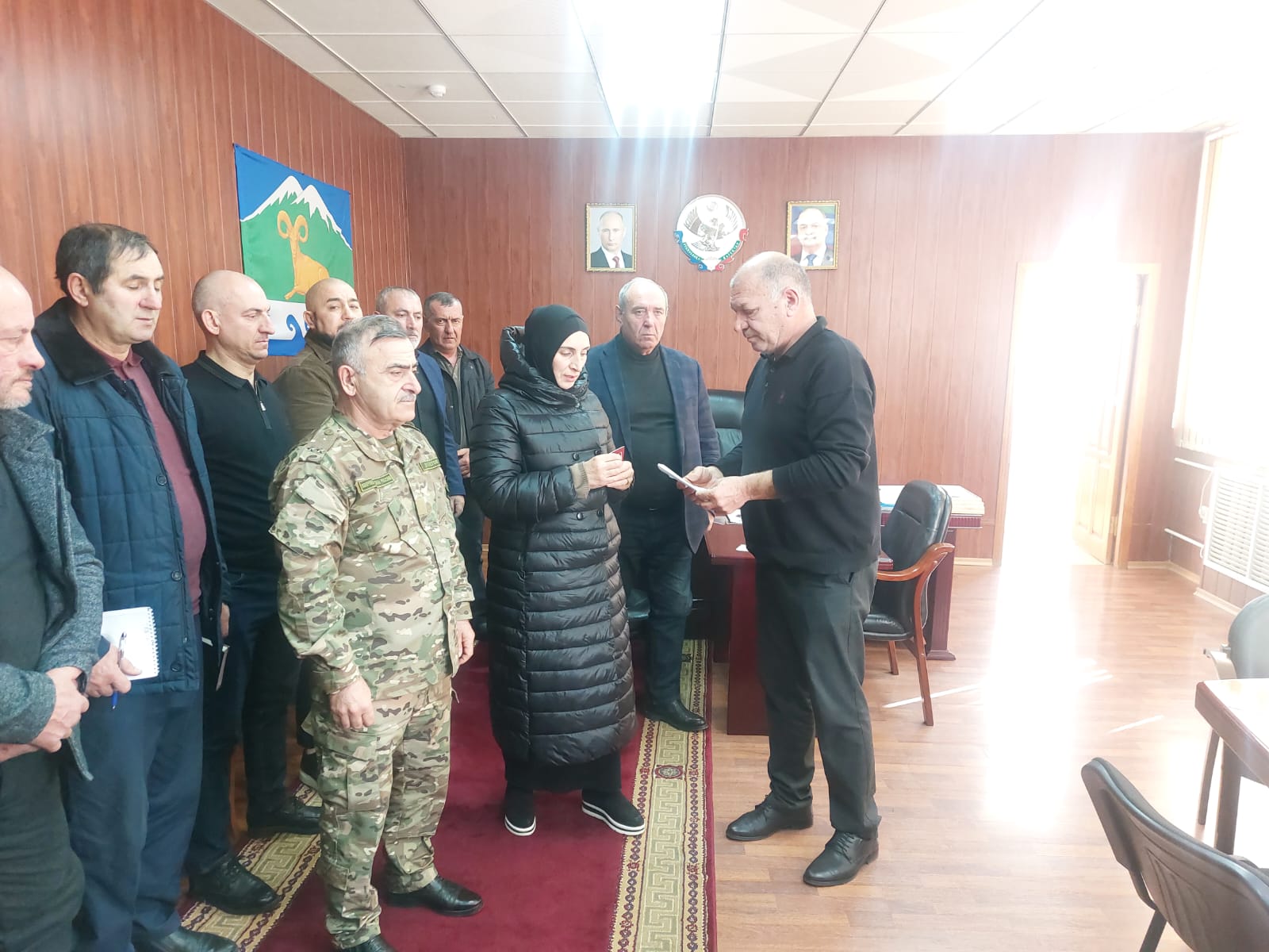 Вдове погибшего участника СВО Азизбека Джамалова передали орден Мужества