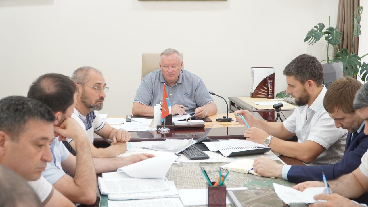 Глава Каспийска провел инвестиционное совещание с сотрудниками администрации