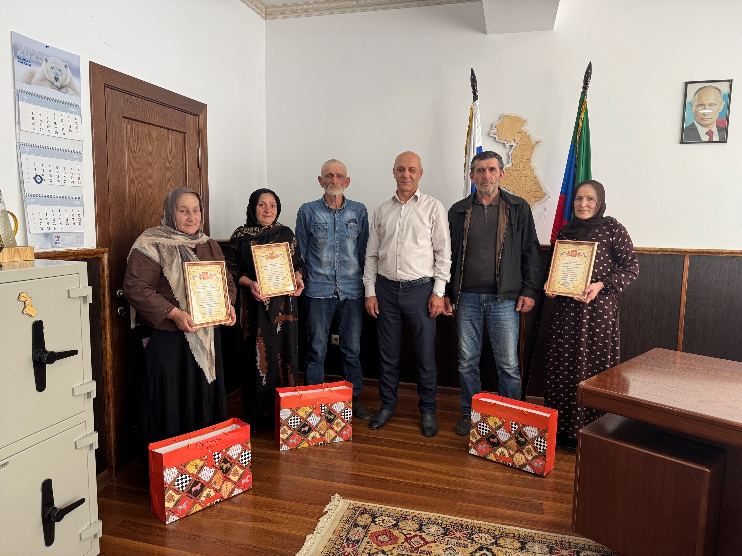 Семьи из Чародинского района поздравили с Днем семьи, любви и верности