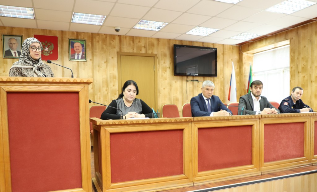 Глава Кизлярского района Аким Микиров провел расширенное совещание по актуальным вопросам