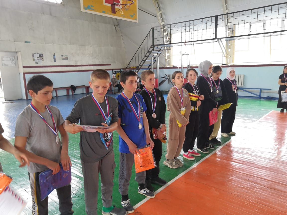 Школьники Курахского района приняли участие в «Веселых стартах»