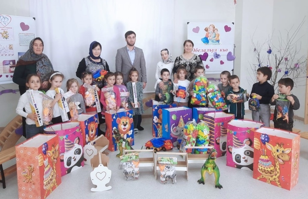 Депутат Госдумы РФ Султан Хамзаев пополнил игрушечный фонд детей Гунибского района