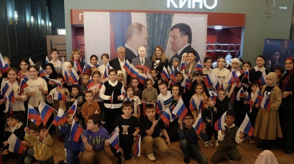 Сайгидпаша Умаханов организовал детский кинопоказ ко дню рождения Президента России