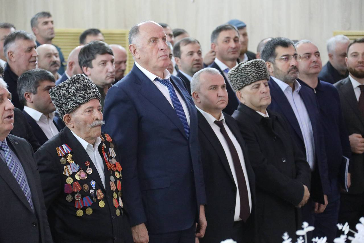 Абдулмуслим Абдулмуслимов почтил память павших в зоне СВО казбековцев